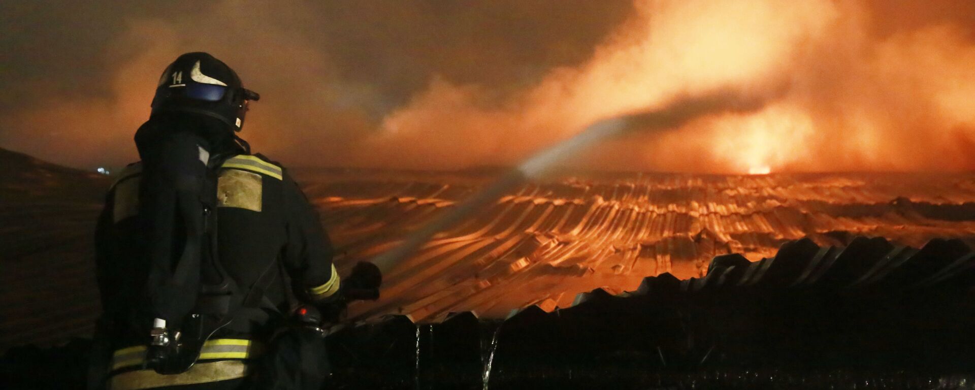 إطفاء حريق مشتعل في مخزن بحي غوليانوفو في شرق موسكو - سبوتنيك عربي, 1920, 04.05.2023