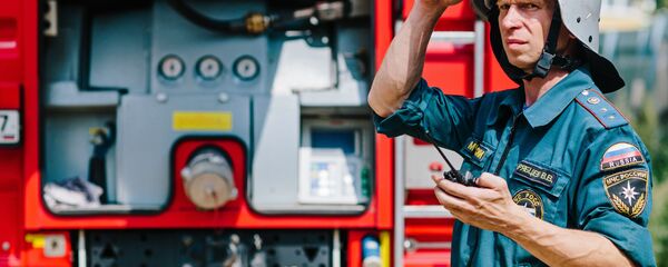 مشارك في مسابقة رجال الإطفاء التايعة لوزارة الطوارئ الروسية خلال التدريبات في منطفة إيفانوفسكايا - سبوتنيك عربي