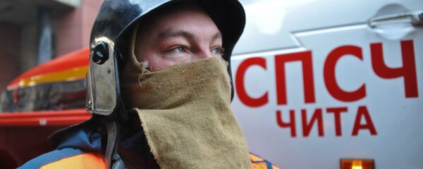 فرد من فريق الإنقاذ التابع لوزارة الطوارئ الروسية خلال التدريبات في زابالكايسكي كراي في تشيتا - سبوتنيك عربي