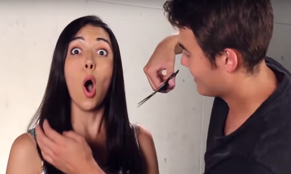 شاب يقص شعر فتاة - سبوتنيك عربي