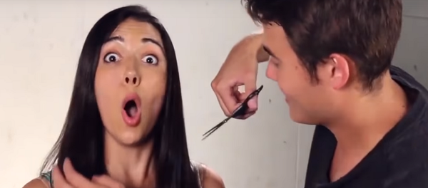 شاب يقص شعر فتاة - سبوتنيك عربي