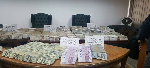 مبالغ مالية ضبطت في بيت مسئول مصري مبالغ مالية ضبطت في بيت مسئول مصري - سبوتنيك عربي