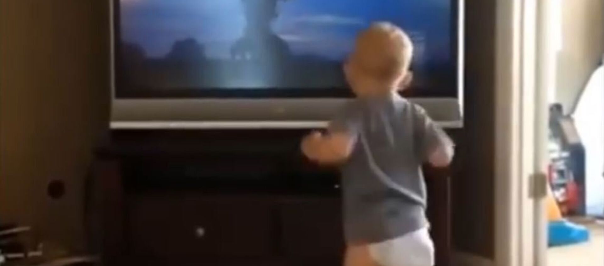 طفل يقلد مايشاهده - سبوتنيك عربي, 1920, 04.08.2020