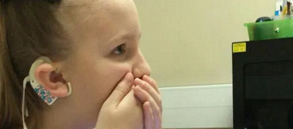 طفلة تسمع صوتها لأول مرة منذ 4 سنوات - سبوتنيك عربي