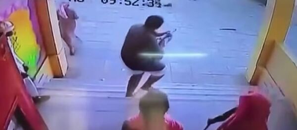 طالب يطلق الرصاص - سبوتنيك عربي