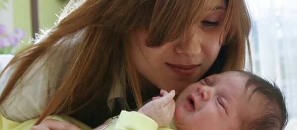 A mother with a newborn baby - سبوتنيك عربي