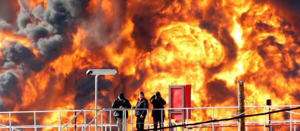 أشخاص يقفون على خلفية الحرائق المشتعلة في حيفا، 25 ديسمبر/ كانون الأول 2016 - سبوتنيك عربي