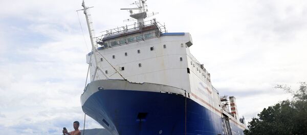 صورة سيلفي على خلفية سفينة كبيرة، الفلبين 26 ديسمبر/ كانون الأول 2016 - سبوتنيك عربي