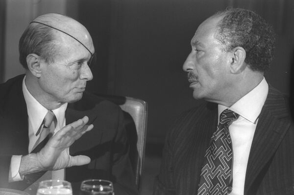 صورة تجمع السادات وموشية ديان - سبوتنيك عربي