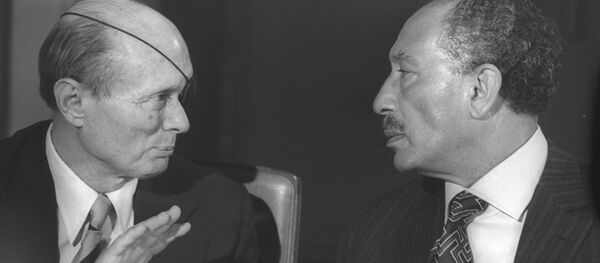 صورة تجمع السادات وموشية ديان - سبوتنيك عربي