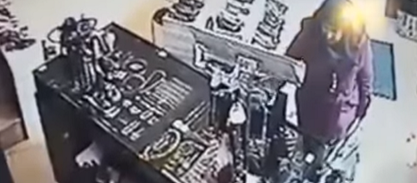 فتاة تسرق حقيبة بخدعة ماكرة - سبوتنيك عربي