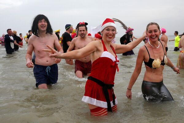 الأوروبيون يستقبلون العام الجديد بالسباحة - سبوتنيك عربي