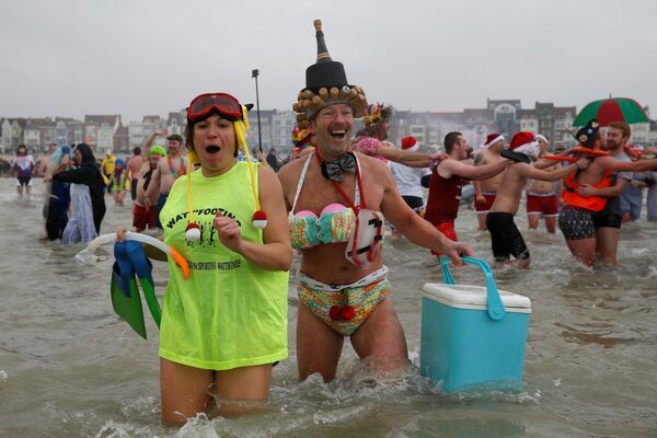 الأوروبيون يستقبلون العام الجديد بالسباحة - سبوتنيك عربي