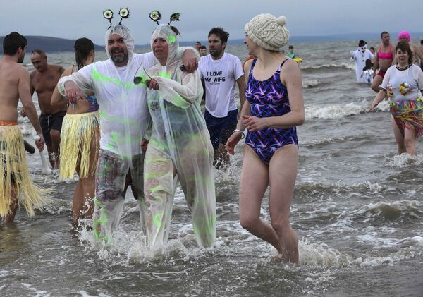 الأوروبيون يستقبلون العام الجديد بالسباحة - سبوتنيك عربي