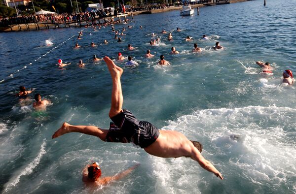 الأوروبيون يستقبلون العام الجديد بالسباحة  - سبوتنيك عربي