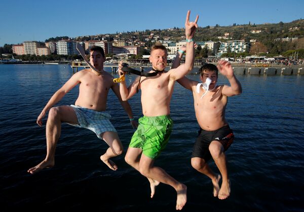 الأوروبيون يستقبلون العام الجديد بالسباحة  - سبوتنيك عربي