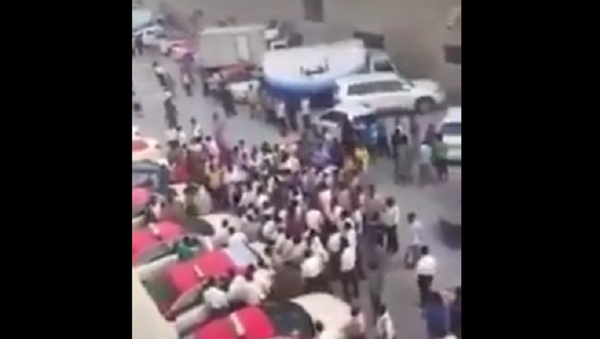 بالفيديو...معركة عنيفة بين سائقي الأجرة في دبي - سبوتنيك عربي