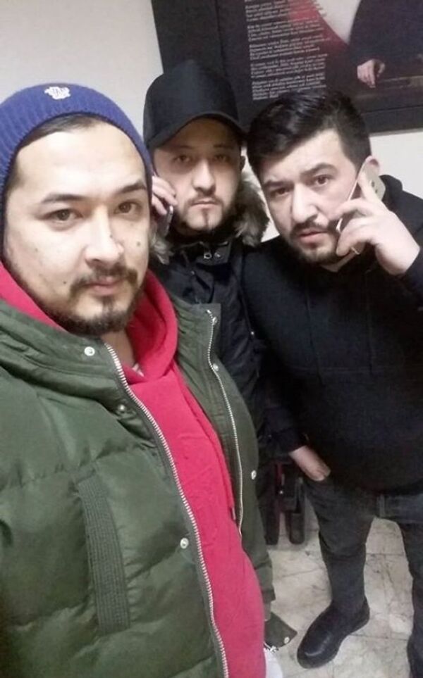 صورة للرجل مع زملائه أثناء تقديمه للبلاغ صورة للرجل مع زملائه أثناء تقديمه للبلاغ - سبوتنيك عربي