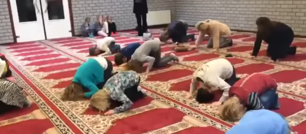 تعليم الصلاة - سبوتنيك عربي