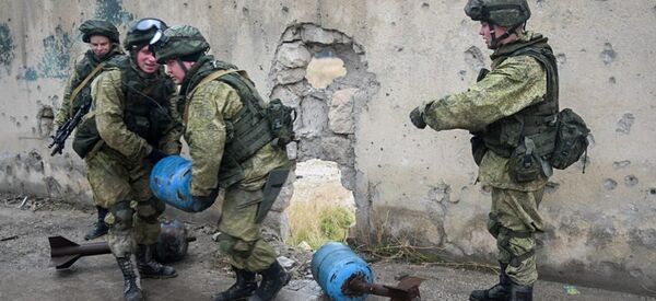 واصل المهندسون العسكريون للقوات المسلحة الروسية العمل على إزالة الألغام من المناطق الشرقية في مدينة حلب السورية - سبوتنيك عربي