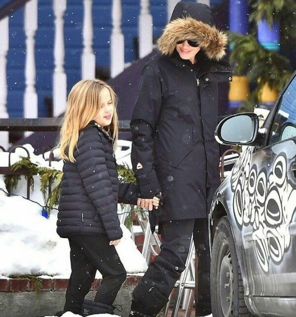 أنجلينا جولي بصحبة أبنتها شيلوه - سبوتنيك عربي