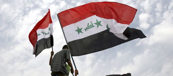 Юноши держат иракские флаги - سبوتنيك عربي