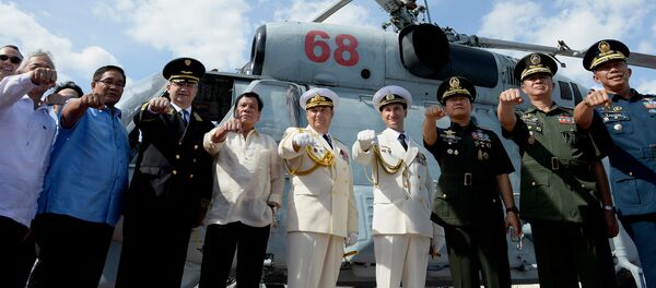 الرئيس الفلبيني  مع قائد قافلة أسطول روسيا - سبوتنيك عربي