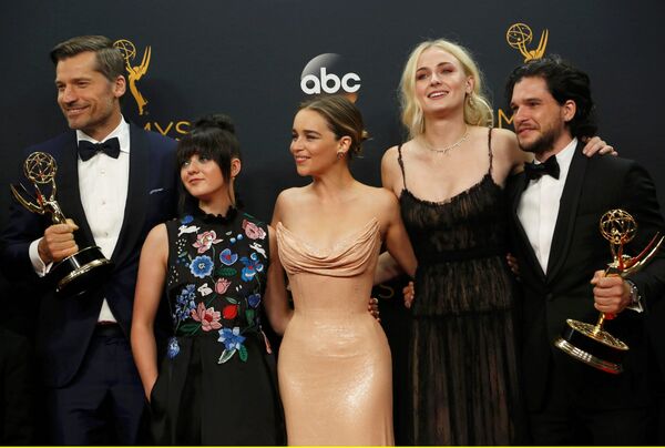 Nikolaj Coster-Waldau (L), Maisie Williams, Emilia Clarke, Sophie Turner and Kit Harrington of HBO's Game of Thrones pose backstage with their award for Oustanding Drama Series at the 68th Primetime Emmy Awards in Los Angeles, California U.S., September 18, 2016. - سبوتنيك عربي