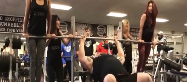 رجل قوي يرفع 4 فتيات بدلاً من الأثقال - سبوتنيك عربي