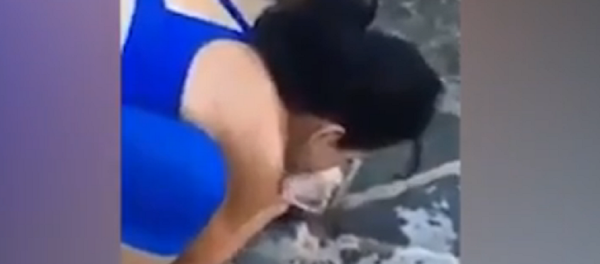 امراة تنقذ غزلة من الموت بقبلة الحياة - سبوتنيك عربي