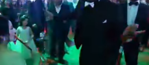 عريس يحضر الشيشة لعروسته لتدخنها في حفل زفافهما - سبوتنيك عربي