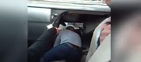 فنان مصري ينقذ فتاة انقلبت بها سيارتها فنان مصري ينقذ فتاة انقلبت بها سيارتها - سبوتنيك عربي