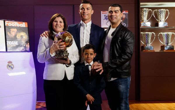 رونالدو ووالدته - سبوتنيك عربي