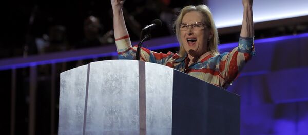 الممثلة ميريل ستريب خلال مشاركتها في مؤتمر للحزب الديمقراطي لدعم هيلاري كلينتون في الانتخابات الأمريكية - سبوتنيك عربي