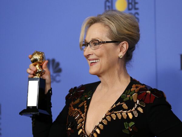 الممثلة الأمريكية ميرل ستريب تمسك بجائزة Cecil B. DeMille - سبوتنيك عربي