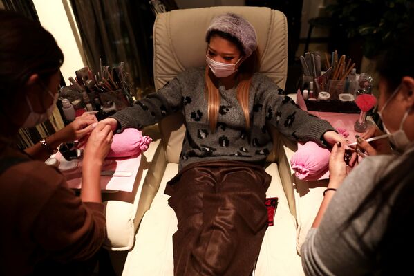 فتاة في صالون للتجميل، وذلك ضمن فعاليات الاستعداد للاحتفال بمناسبة البلوغ في طوكيو، اليابان 7 يناير/ كانون الثاني 2017 - سبوتنيك عربي
