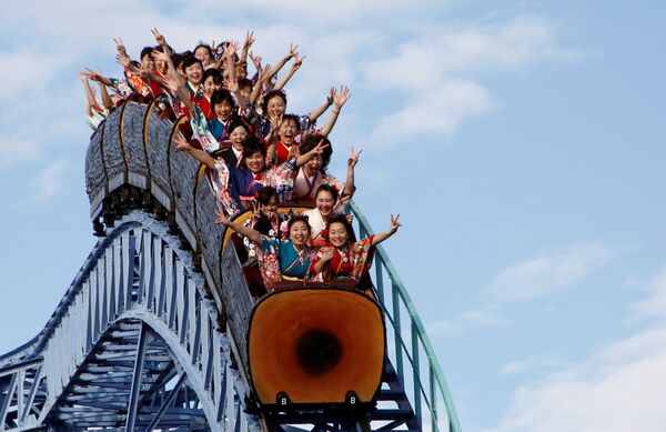 الفتيات اليابانيات ترتدي الزي التقليدي كيمونو في إحدى حدائق للملاهي بطوكيو، اليابان 9  يناير/ كانون الثاني 2017 - سبوتنيك عربي