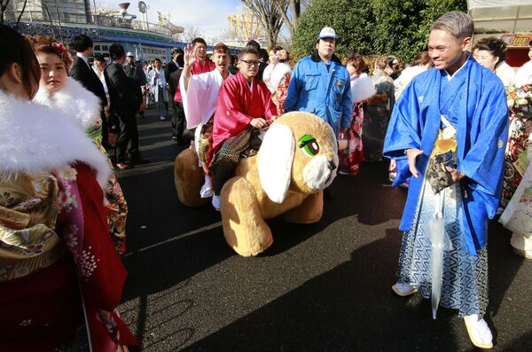 الفتيات اليابانيات ترتدي الزي التقليدي كيمونو في حديقة توشاماين بطوكيو، اليابان 9 يناير/ كانون الثاني 2017 - سبوتنيك عربي