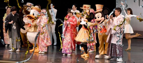 الفتيات اليابنيات تحتفلن في  ديزني لاند في يورياسو بطوكيو، اليابان 9 يناير/ كانون الثاني 2017 - سبوتنيك عربي