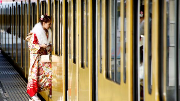  فتاة يابانية تدخل قطار ميترو بطوكيو، اليابان، 9  يناير/ كانون الثاني 2017 - سبوتنيك عربي