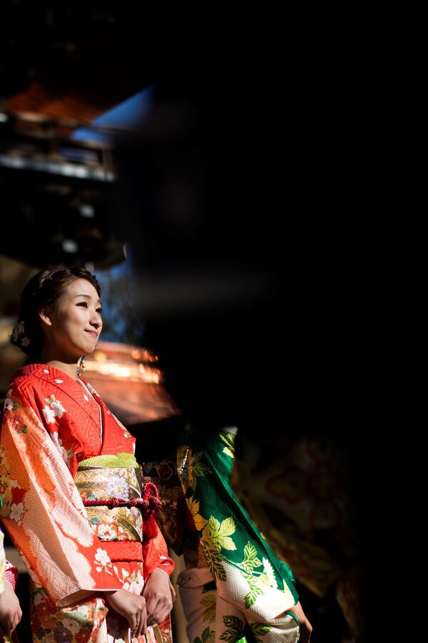 الفتيات اليابنيات ترتدي الزي التقليدي كيمونو خلال حضورهن لمراسم التطهير قبيل الاحتفال بمناسبة البلوغ في معبد مايجي بطوكيو، اليابان 6  يناير/ كانون الثاني 2017 - سبوتنيك عربي