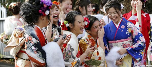 الفتيات اليابنيات ترتدي الزي التقليدي كيمونو في حديقة توشاماين بطوكيو، اليابان 9 يناير/ كانون الثاني 2017 - سبوتنيك عربي