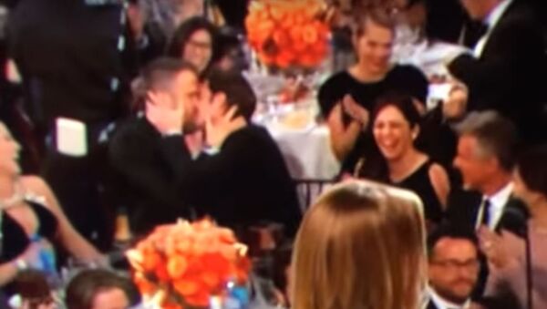 أشهر ممثلان من هوليود يقبلان بعضهما البعض أثناء توزيع جائزة غولدين غلوب - سبوتنيك عربي