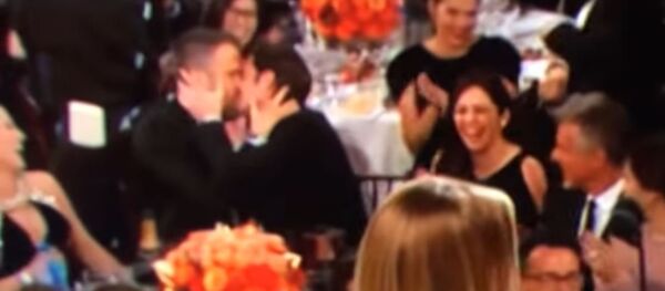 أشهر ممثلان من هوليود يقبلان بعضهما البعض أثناء توزيع جائزة غولدين غلوب - سبوتنيك عربي