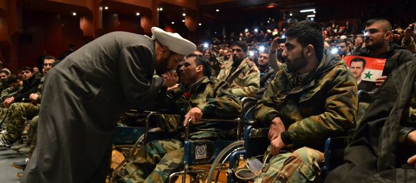 مفتي سوريا  يقبل أيادي الشهداء الأحياء - سبوتنيك عربي