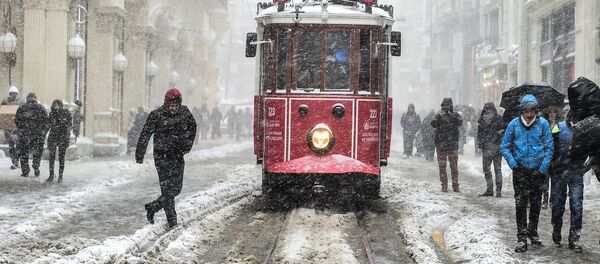تساقط ثلج كثيف في حي التقسيم في مدينة اسطنبول تساقط ثلج كثيف في حي التقسيم في مدينة اسطنبول - سبوتنيك عربي