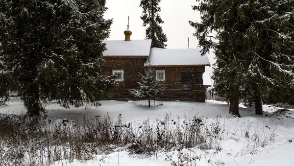 كنيسة صغيرة وسط أشجار تغطيها الثلوج في قرية كينرما في جمهورية كاريليا - سبوتنيك عربي