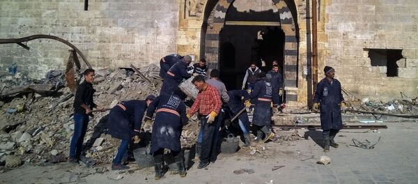 مواطنون خلال تنظيف الشوارع بحي الناظرية في حلب، سوريا - سبوتنيك عربي