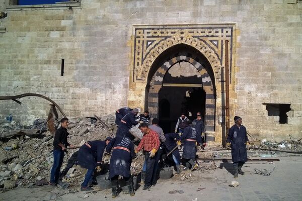 مواطنون خلال تنظيف الشوارع بحي الناظرية في حلب، سوريا - سبوتنيك عربي