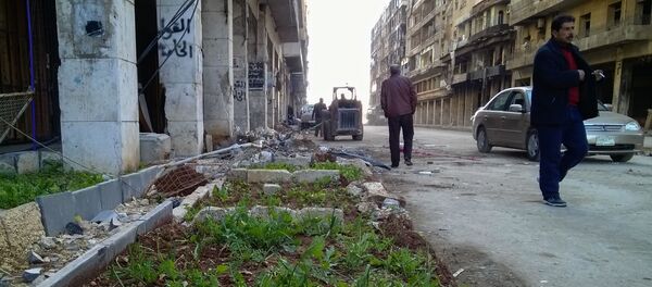 مواطنون يسيرون في شارع بحي الناظرية في حلب، سوريا - سبوتنيك عربي